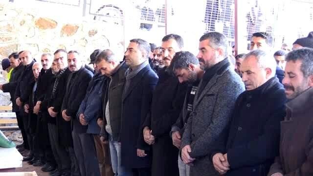 Acılı babadan son bakış! Depremde hayatını kaybeden anne ile oğlu son yolculuğuna uğurlandı