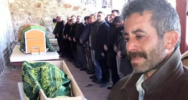 Acılı babadan son bakış! Depremde hayatını kaybeden anne ile oğlu son yolculuğuna uğurlandı