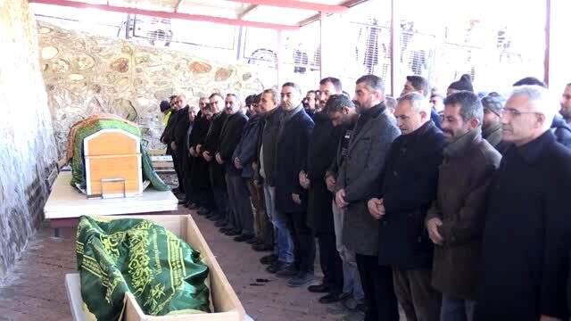 Acılı babadan son bakış! Depremde hayatını kaybeden anne ile oğlu son yolculuğuna uğurlandı