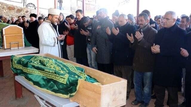 Acılı babadan son bakış! Depremde hayatını kaybeden anne ile oğlu son yolculuğuna uğurlandı