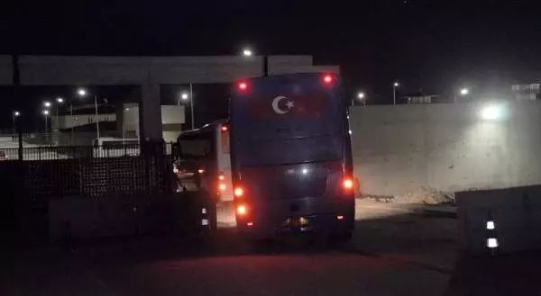 Adıyaman'daki 200 mahkum İslahiye'ye getirildi Adıyaman'daki 200 mahkum İslahiye'ye getirildi