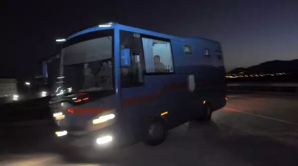 Adıyaman'daki 200 mahkum İslahiye'ye getirildi Adıyaman'daki 200 mahkum İslahiye'ye getirildi