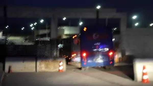 Adıyaman'daki 200 mahkum İslahiye'ye getirildi Adıyaman'daki 200 mahkum İslahiye'ye getirildi