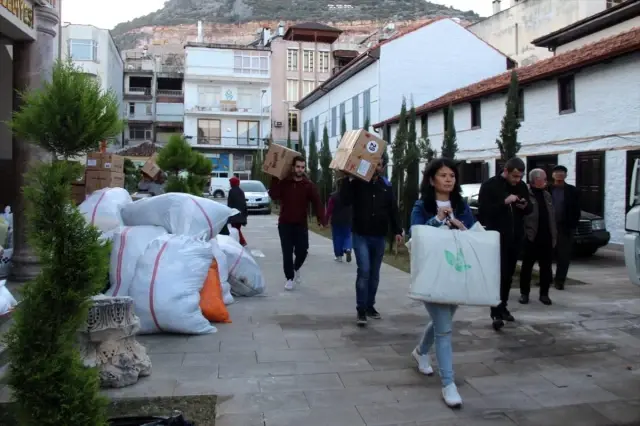 Antalya'dan depremzedeler için toplanan yardım malzemeleri gönderildi Antalya'dan depremzedeler için toplanan yardım malzemeleri gönderildi