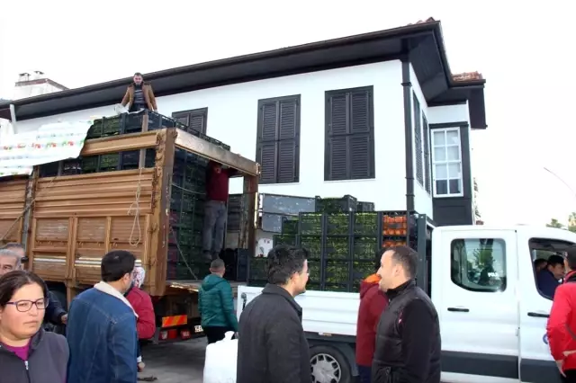 Antalya'dan depremzedeler için toplanan yardım malzemeleri gönderildi Antalya'dan depremzedeler için toplanan yardım malzemeleri gönderildi