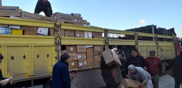 Antalya'dan depremzedeler için toplanan yardım malzemeleri gönderildi Antalya'dan depremzedeler için toplanan yardım malzemeleri gönderildi
