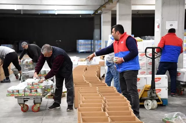 Antalya'dan depremzedeler için toplanan yardım malzemeleri gönderildi Antalya'dan depremzedeler için toplanan yardım malzemeleri gönderildi
