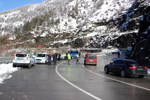 Artvin'de buzlanma nedeniyle iki aracın yoldan çıktığı kazada 4 kişi yaralandı Artvin'de buzlanma nedeniyle iki aracın yoldan çıktığı kazada 4 kişi yaralandı