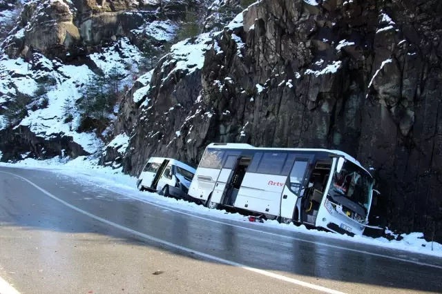 Artvin'de buzlanma nedeniyle iki aracın yoldan çıktığı kazada 4 kişi yaralandı Artvin'de buzlanma nedeniyle iki aracın yoldan çıktığı kazada 4 kişi yaralandı