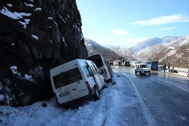 Artvin'de buzlanma nedeniyle iki aracın yoldan çıktığı kazada 4 kişi yaralandı Artvin'de buzlanma nedeniyle iki aracın yoldan çıktığı kazada 4 kişi yaralandı