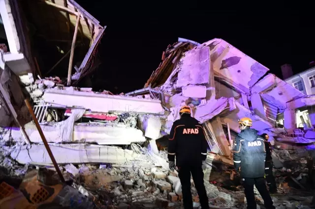 CNN Türk muhabirinin depremzedelerle tepki çeken diyaloğu: Sıcacık çadırlarında mutlu oturuyorlar CNN Türk muhabirinin depremzedelerle tepki çeken diyaloğu: Sıcacık çadırlarında mutlu oturuyorlar