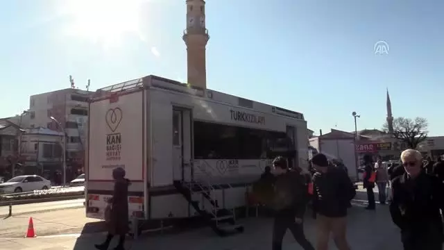 Çorum'dan depremzedeler için yardım ve kan bağışı Çorum'dan depremzedeler için yardım ve kan bağışı