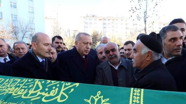 Cumhurbaşkanı Erdoğan, Elazığ'da katıldığı cenaze namazında gözyaşlarına hakim olamadı
