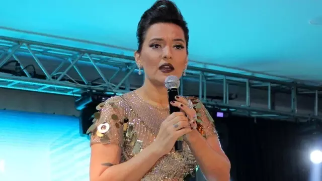 Demet Akalın, depremin meydana geldiği Elazığ'a mont ve bot yardımında bulundu Demet Akalın, depremin meydana geldiği Elazığ'a mont ve bot yardımında bulundu