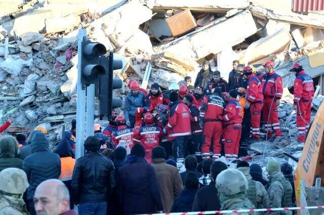 Deprem bölgesine giden Yusuf Güney, uyanık esnafa isyan etti: Adam fırsatçılıktan ölecek