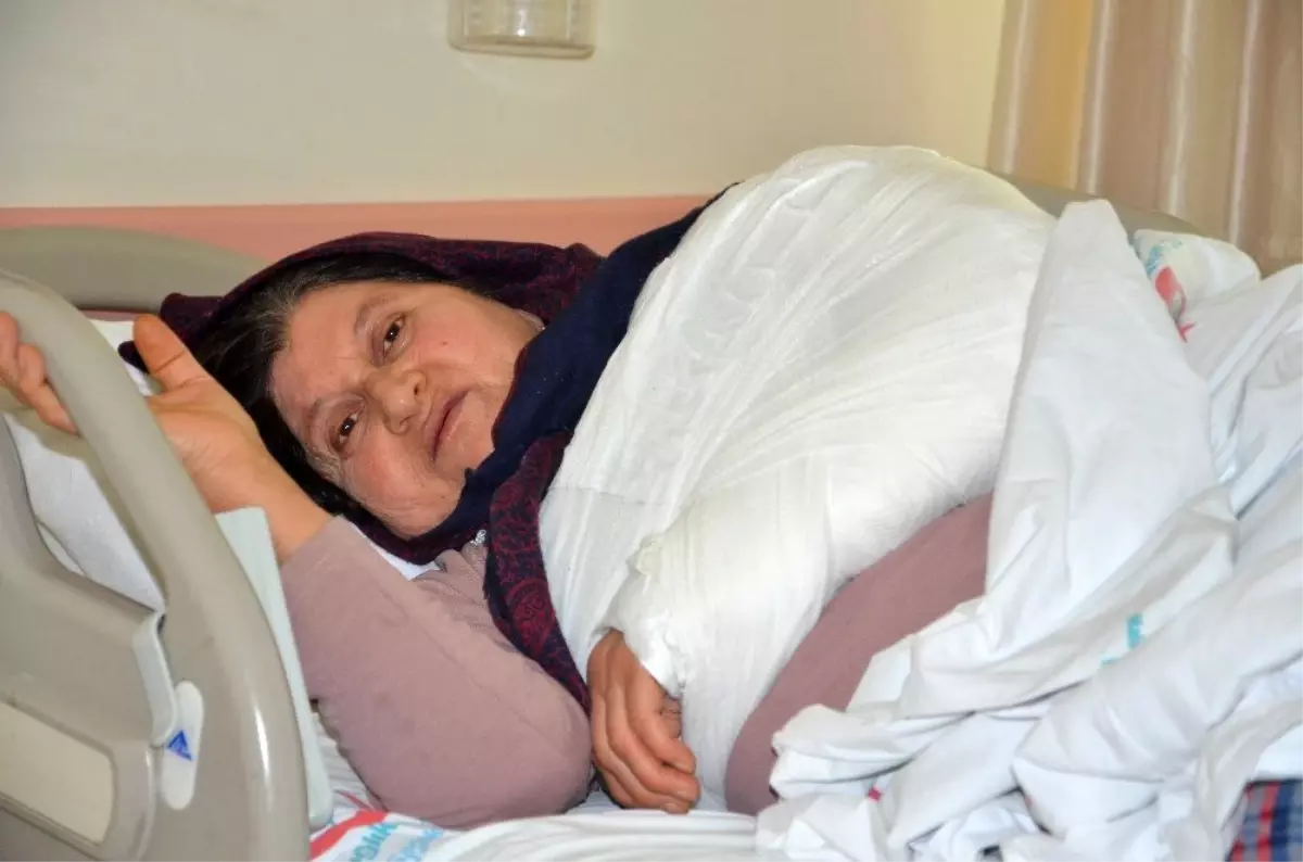 Deprem sırasında yaralananlar hastanede tedavi altında