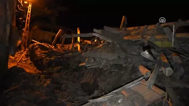 Depremde çöken iki katlı evde kurtarma çalışması