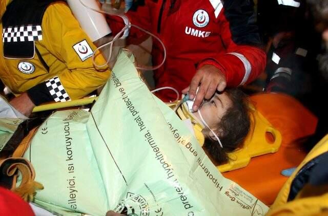 Depremden 24 saat sonra enkazdan 5 yaşındaki çocuk ve annesi çıkarıldı