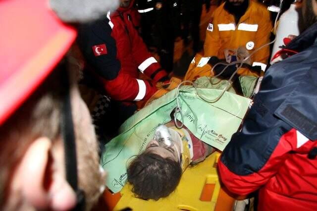Depremden 24 saat sonra enkazdan 5 yaşındaki çocuk ve annesi çıkarıldı