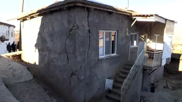 Doğanyol ilçesinde hayatını kaybeden anne ile oğlu toprağa verildi (2) Doğanyol ilçesinde hayatını kaybeden anne ile oğlu toprağa verildi (2)