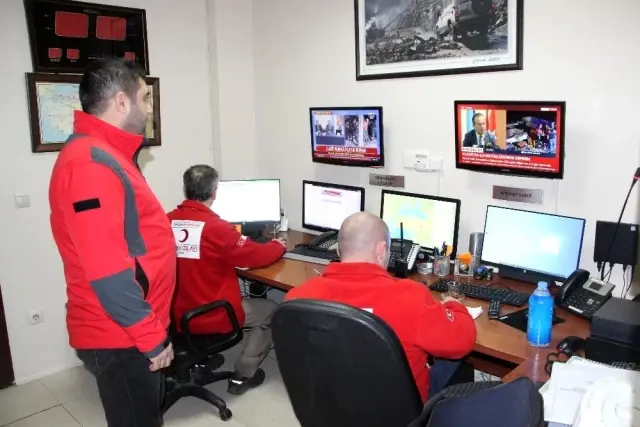 Düzce Kızılay'dan bölgeye 2 araç Düzce Kızılay'dan bölgeye 2 araç