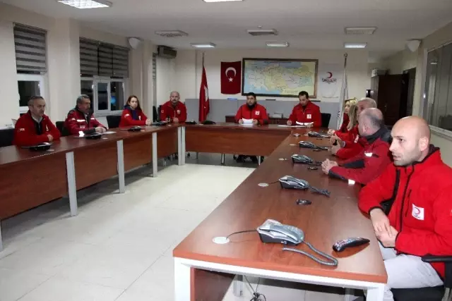 Düzce Kızılay'dan bölgeye 2 araç Düzce Kızılay'dan bölgeye 2 araç