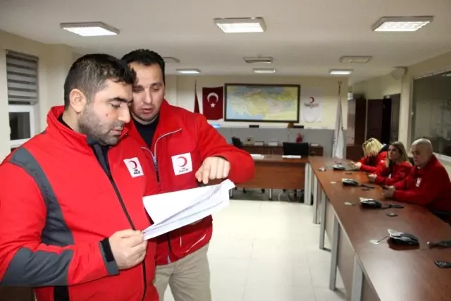 Düzce Kızılay'dan bölgeye 2 araç Düzce Kızılay'dan bölgeye 2 araç
