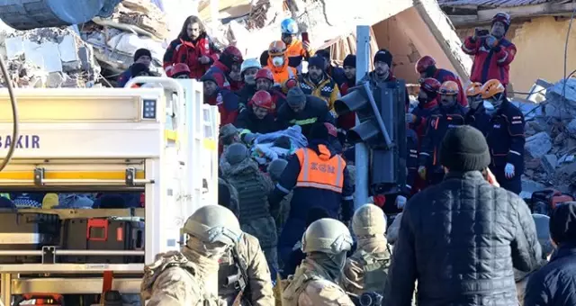 Elazığ'a gönderilen bir yardım paketinin içinden çıkan not, okuyanları duygulandırdı