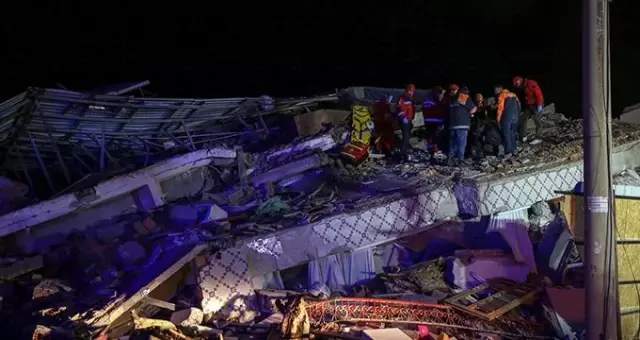 Elazığ'da 6 katlı bina çöktü! Enkaz altında kalanlar var