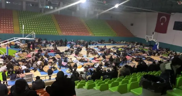 Elazığ'da bazı vatandaşlar geceyi spor salonunda geçirdi