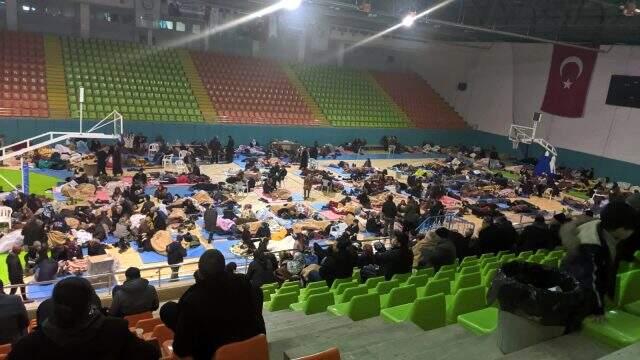 Elazığ'da bazı vatandaşlar geceyi spor salonunda geçirdi