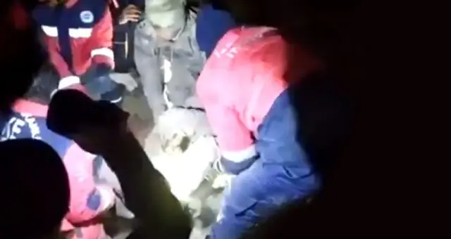 Elazığ'da bir vatandaş daha enkaz altından kurtarıldı! O anlar anbean görüntülendi