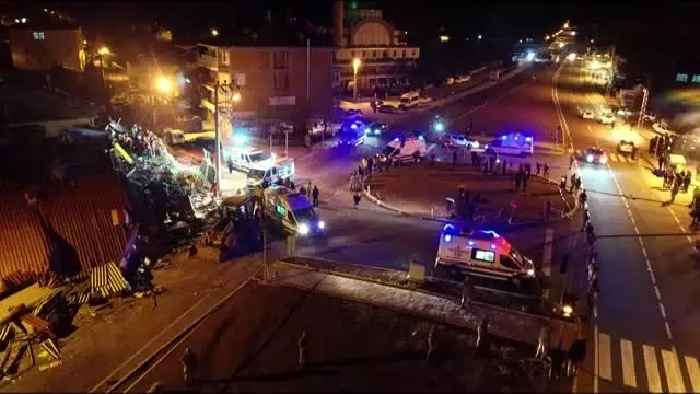 Elazığ'da deprem - Gezin'de bina enkazında arama çalışmaları havadan görüntülendi