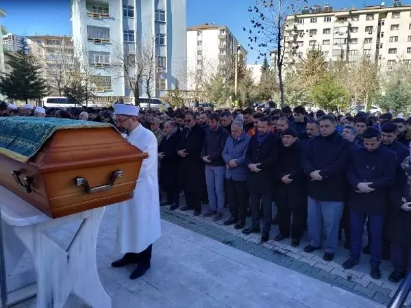 Elazığ'da depremde ölen anne ve oğlu toprağa verildi Elazığ'da depremde ölen anne ve oğlu toprağa verildi