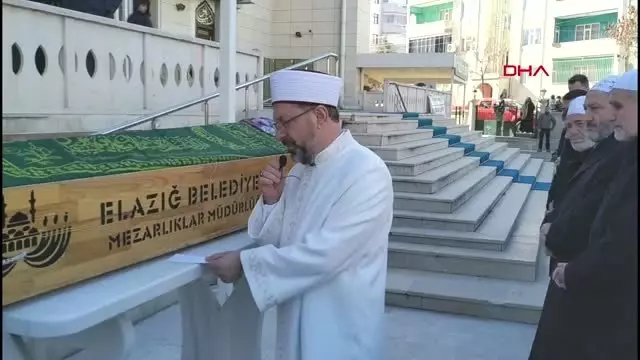 Elazığ'da depremde ölen anne ve oğlu toprağa verildi Elazığ'da depremde ölen anne ve oğlu toprağa verildi