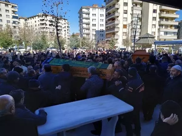 Elazığ'da depremde ölen anne ve oğlu toprağa verildi Elazığ'da depremde ölen anne ve oğlu toprağa verildi