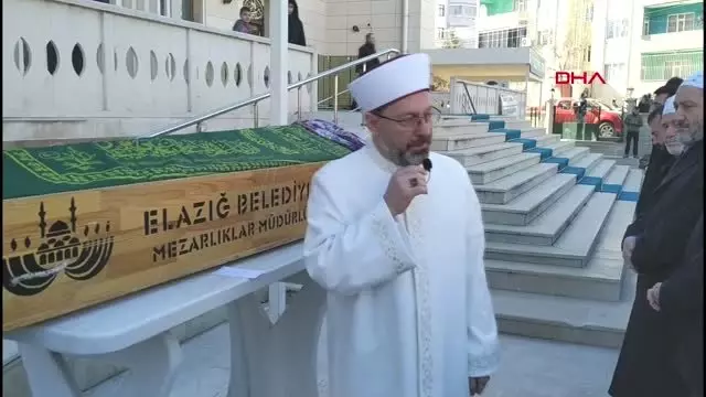Elazığ'da depremde ölen anne ve oğlu toprağa verildi Elazığ'da depremde ölen anne ve oğlu toprağa verildi