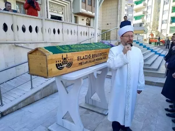 Elazığ'da depremde ölen anne ve oğlu toprağa verildi Elazığ'da depremde ölen anne ve oğlu toprağa verildi