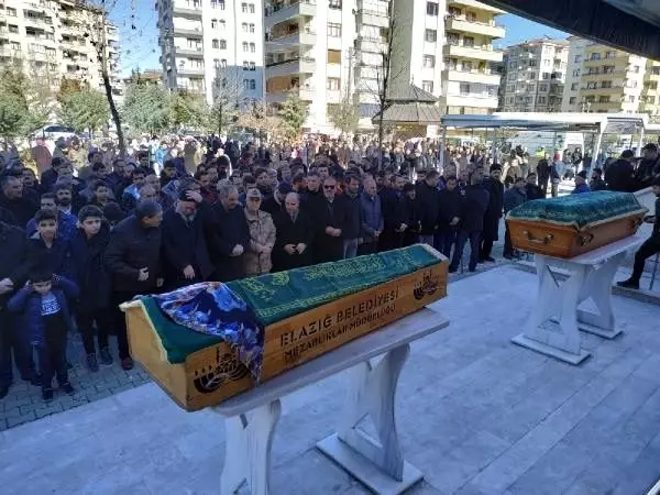 Elazığ'da depremde ölen anne ve oğlu toprağa verildi Elazığ'da depremde ölen anne ve oğlu toprağa verildi