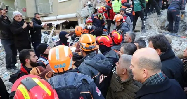 Depremden 24 saat sonra enkazdan 5 yaşındaki çocuk ve annesi çıkarıldı Depremden 24 saat sonra enkazdan 5 yaşındaki çocuk ve annesi çıkarıldı