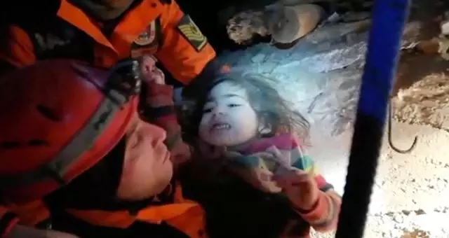 Depremden 24 saat sonra enkazdan 5 yaşındaki çocuk ve annesi çıkarıldı