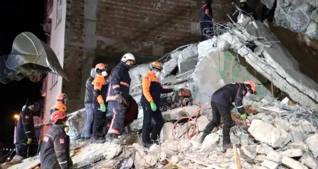 Elazığ'da enkaz altında bir bebeğin dünyaya geldiği konuşuluyor Elazığ'da enkaz altında bir bebeğin dünyaya geldiği konuşuluyor