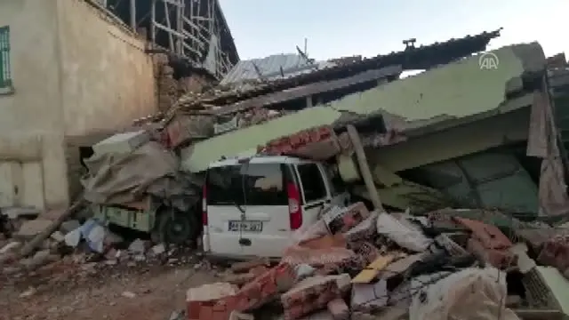 21 kişinin hayatını kaybettiği deprem felaketinin boyutları gün ağarınca ortaya çıktı 21 kişinin hayatını kaybettiği deprem felaketinin boyutları gün ağarınca ortaya çıktı
