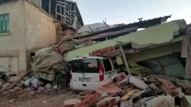 21 kişinin hayatını kaybettiği deprem felaketinin boyutları gün ağarınca ortaya çıktı 21 kişinin hayatını kaybettiği deprem felaketinin boyutları gün ağarınca ortaya çıktı