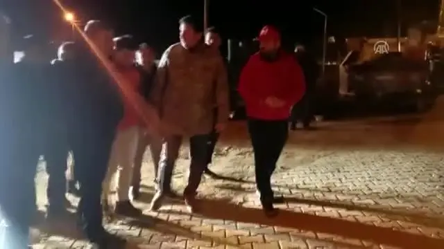 Elazığ'daki deprem - Vali Baruş Doğanyol'da arama kurtarma çalışmalarını inceledi (6)
