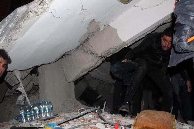 Elazığ depreminde enkazdan 5 saat sonra 12 yaşındaki çocuk sağ çıkarıldı