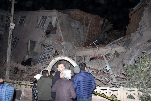 Elazığ depreminde enkazdan 5 saat sonra 12 yaşındaki çocuk sağ çıkarıldı