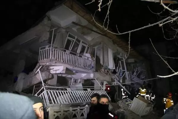 Elazığ merkezli 6.8'lik deprem, yurdun doğusunu salladı: 14 ölü Elazığ merkezli 6.8'lik deprem, yurdun doğusunu salladı: 14 ölü