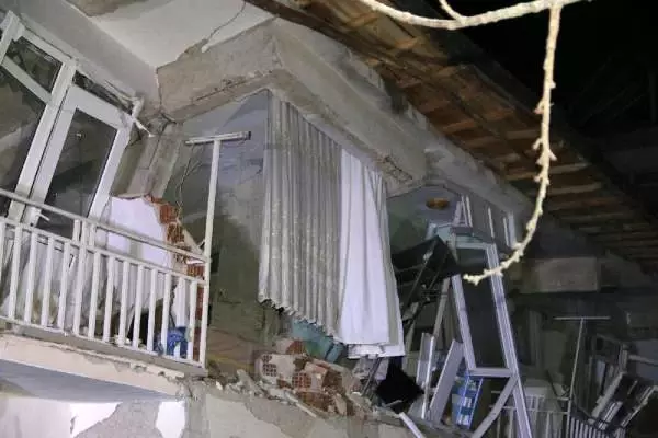 Elazığ merkezli 6.8'lik deprem, yurdun doğusunu salladı: 14 ölü Elazığ merkezli 6.8'lik deprem, yurdun doğusunu salladı: 14 ölü