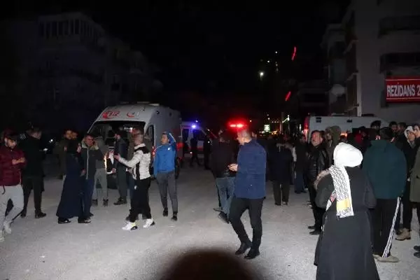 Elazığ merkezli 6.8'lik deprem, yurdun doğusunu salladı: 14 ölü Elazığ merkezli 6.8'lik deprem, yurdun doğusunu salladı: 14 ölü